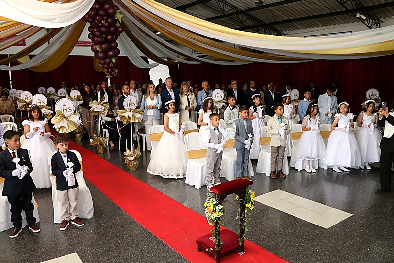 Celebración de la Primera Comunión en el Gimnasio del Corazón de María