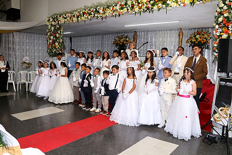 Familias girazomistas acompañando la Primera Comunión