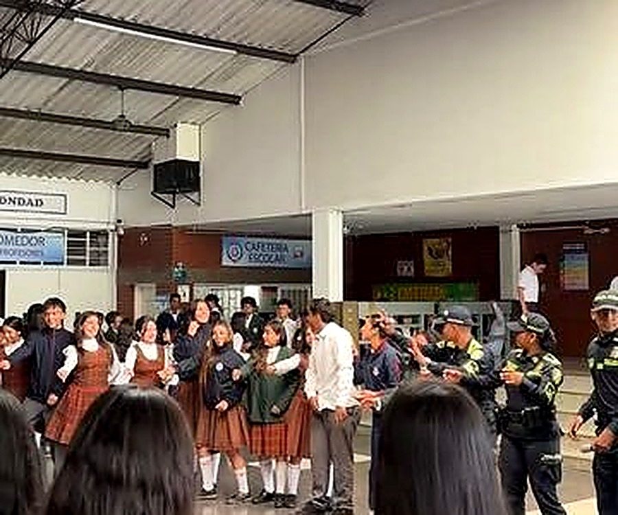 Estudiantes de bachillerato en jornada de integración Polizumba con la Policía Nacional